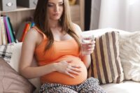 Приемът на парацетамол (ацетаминофен) по време на бременност може да доведе до забавено речево развитие при децата